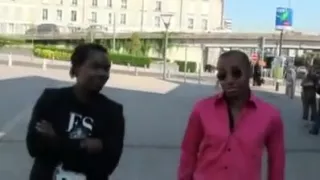 Une mamie prise par deux blacks.