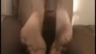 Beurette branle un black avec ses pieds - moroccan footjob