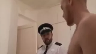 Die Polizei und die Roten machen schwulen Sex