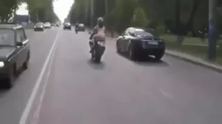 Sobre la moto y a raja pela