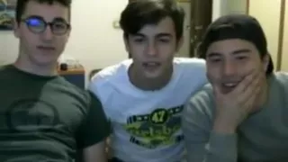 Italienische süße Freundinnen zeigen ihre heißen runden Ärsche vor der Kamera