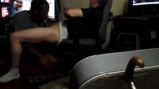 Schwarze Schlampe schluckt das Sperma des weißen Schlägers