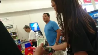 Asiatisches Mädchen in grauem Spandex einkaufen