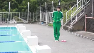 Japanisches Mädchen schwimmen im Pool mit gelbem Badeanzug weich