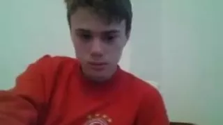 Griechischer süßer Junge mit schönem großen Schwanz vor der Kamera