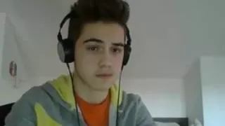 Spanischer süßer Junge mit rundem haarigen Arsch auf Kamera