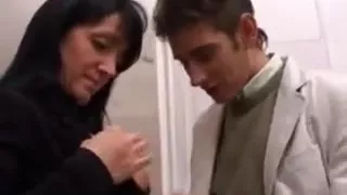 Puttana matura con giovane cazzo