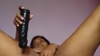 Indische Frau masturbiert entblößt