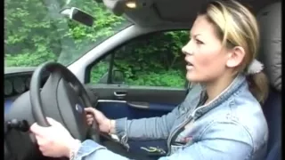 Abuelo ayuda a jovencita