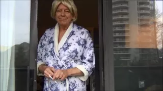 Die freche Gigi probiert ihren ersten trägerlosen BH