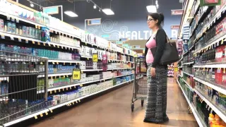 Geeky Jiggly Butt Pawg gets lotioned!