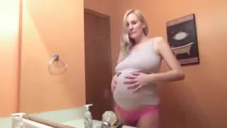 Schwangere blonde Schönheit im Badezimmer