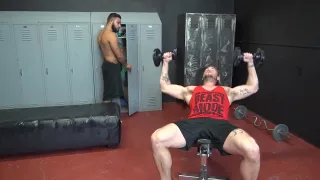 Ein Latino fickt einen weißen Jungen.