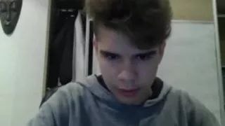 Spanischer süßer Junge felsenharter Schwanz glatter Arsch auf Kamera