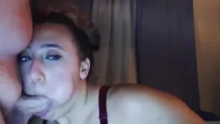 Mollige Mädchen saugen den Schwanz