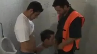 Latinos flirten auf der Toilette