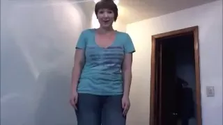 Meine ganz natürliche kurzhaarige Frau liebt es, ihren Anus zu ficken