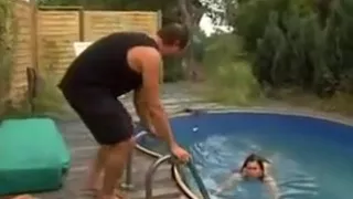 Papa fist et baise sa fille qui n est pas sage