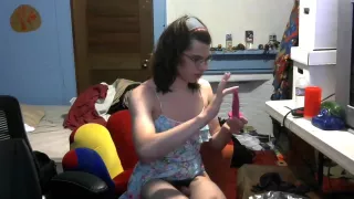 Femboy masturbiert in nuttigem Kleid, Butt Plug