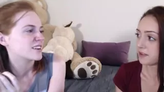 Zwei hübsche Frauen lieben es, sich gegenseitig zu ficken