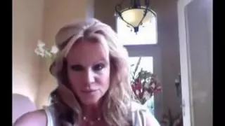 Reife extrem großbrüstige blonde Dame entblößt