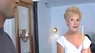 Blondyna z ogolona pizda gra z mlodym facetem w bilard