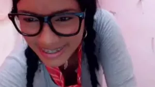 Colombiana gordisabrosa con falda de colegiala