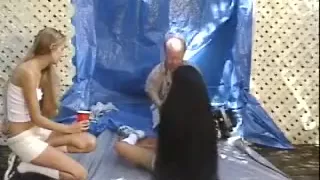 Cecelia und Rebecca kopfüber Haare bürsten und spielen