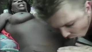 Schwarze Transe Emon und weißer Junge Rogue Outdoor Sex