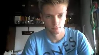 Spanischer süßer Junge mit heißem Arsch auf dem Doggie Nice Cock