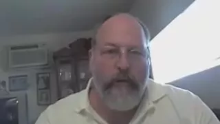 Behaarter nackter Papa auf Kamera