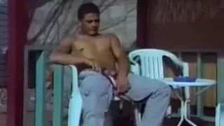 Allein neben dem Pool