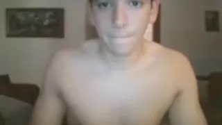 Griechischer Junge mit schönem Schwanz und fettem Arsch vor der Kamera