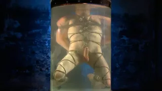 Den Kopf voll, den Arsch gestreckt und das Wasser bis zum Äußersten gequält