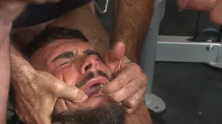 Geile Fitnessstudio-Besucher laden ihre Ladung auf einer muskulösen Fitnessstudio-Ratte ab