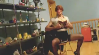 Crossdressing strippt aus dem Sekretärinnen-Outfit