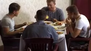 Ehemann beobachtet Frau, die im Restaurant vergewaltigt wird