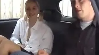 Blondje neukt kerel in de auto