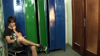 Schwuler Jock bekommt jede Menge Schwänze im Umkleideraum