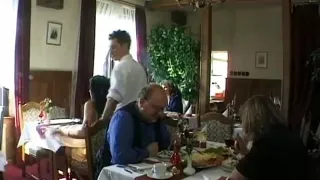 Il baise sa femme avec le serveur en plaint restaurant