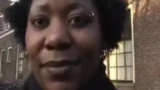 Blanke mannen verwennen negerin.