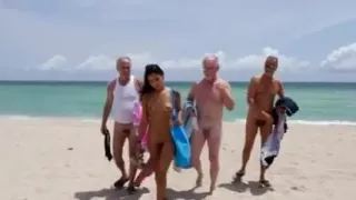 Oider Mann verführt College Mädchen am Strand