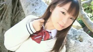 Emiru Momose- plays music