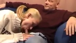 Blonde meid wil best wel neuken.