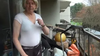 Freche Gigi raucht und modelt Strumpfhosen