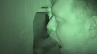 Öffentliche Toilette Versteckte Cam Schwanz lutschen - AuntieBob