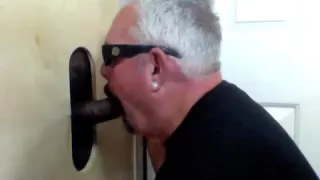 Schwarzer Kerl gibt Gloryhole Sperma ins Gesicht - GloryholeHookups