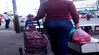 Una Milf de compras por la ciudad