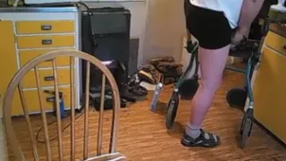 Wirklich alter Opa zeigt seinen Körper vor der Kamera