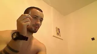 Ein heißer Rumäne liefert süßes Sperma auf seinen Bauch